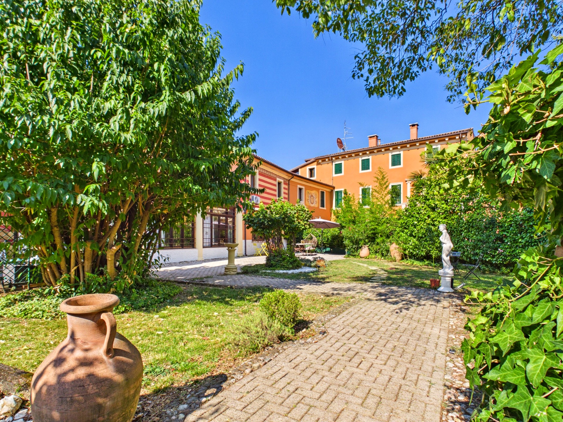 Giardino della villa del '700 di Center Without Centre in Valpolicella