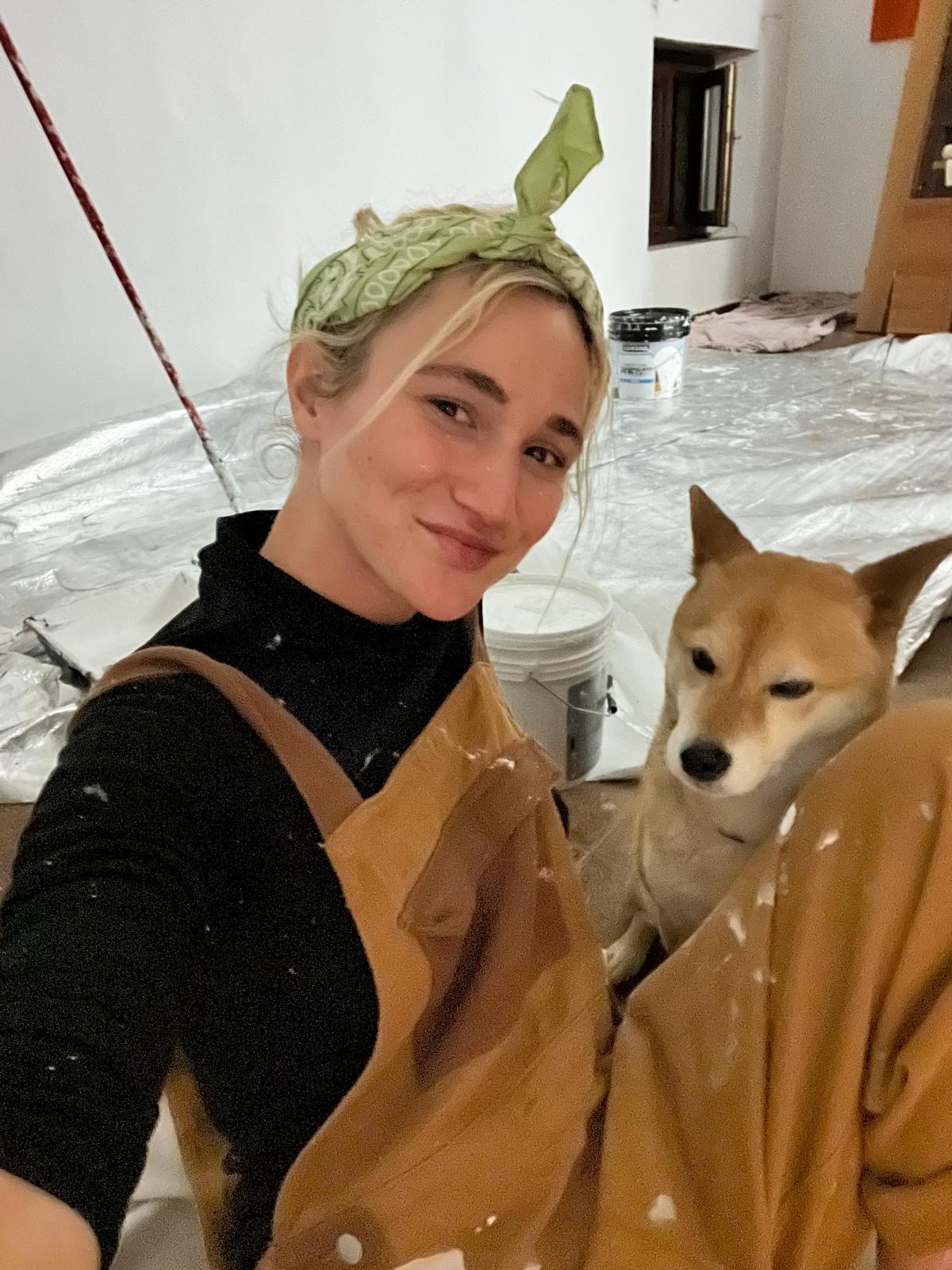 Maria durante il restauro della villa, con il suo cane