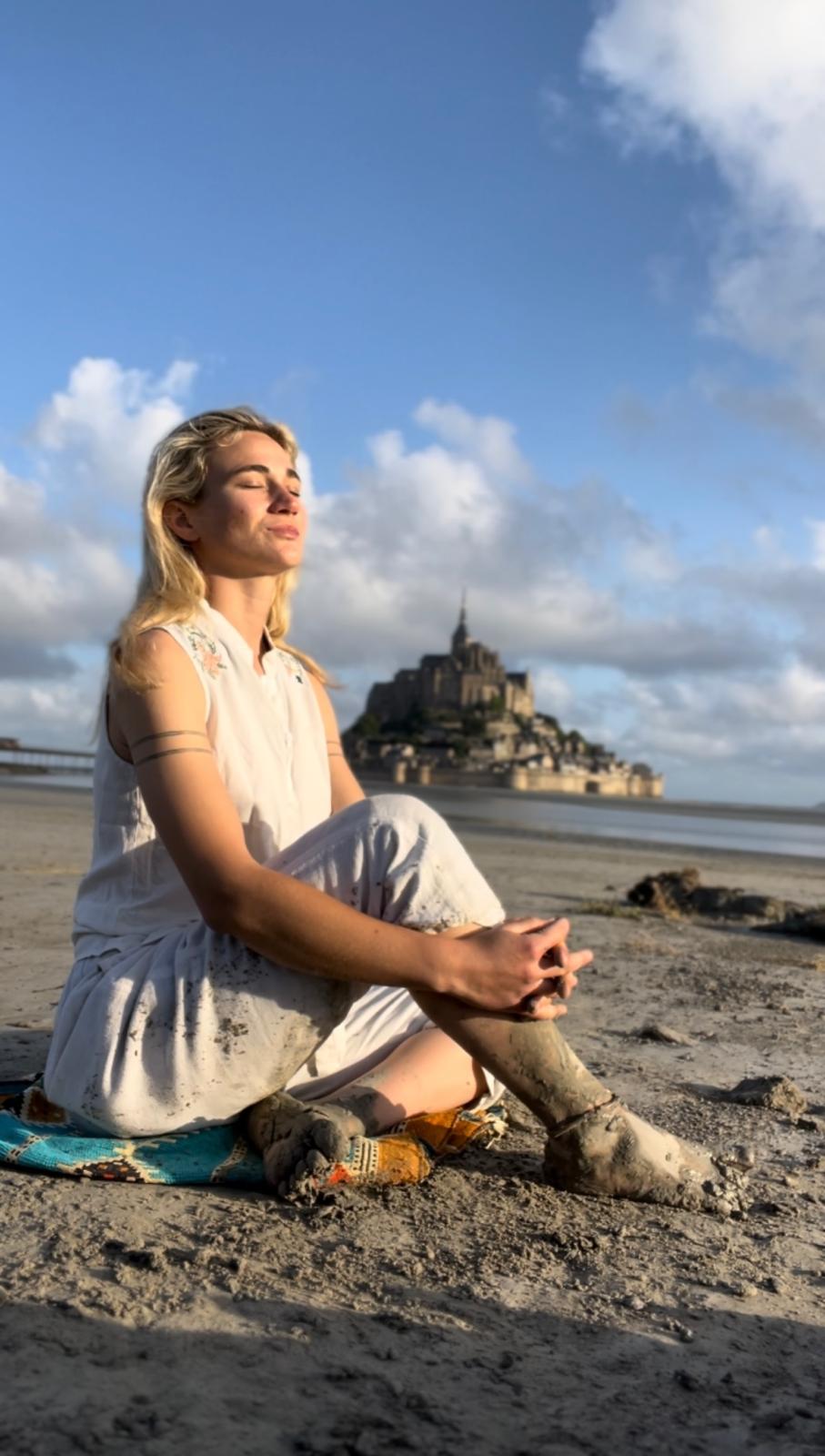Maria in meditazione davanti a Mont Saint-Michel